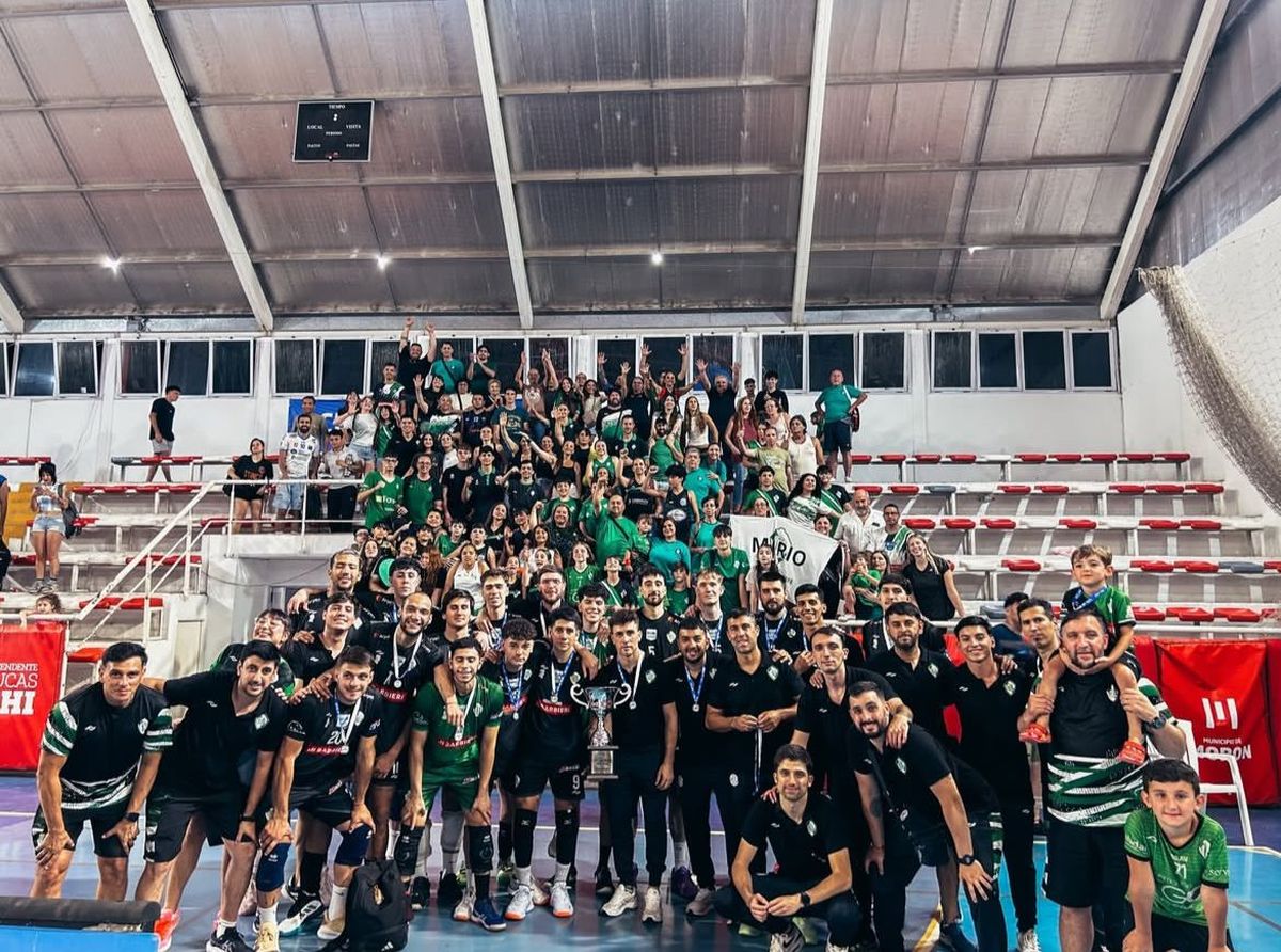 El equipo masculino de vóley de Defensores de Banfield celebró la clasificación al Sudamericano de Clubes, lograda en diciembre.