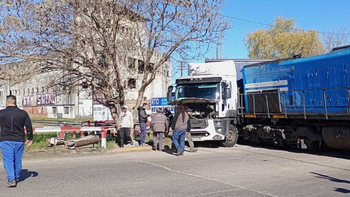Un tren chocó contra un camión que se quedó en el paso a nivel de la entrada a Cañuelas