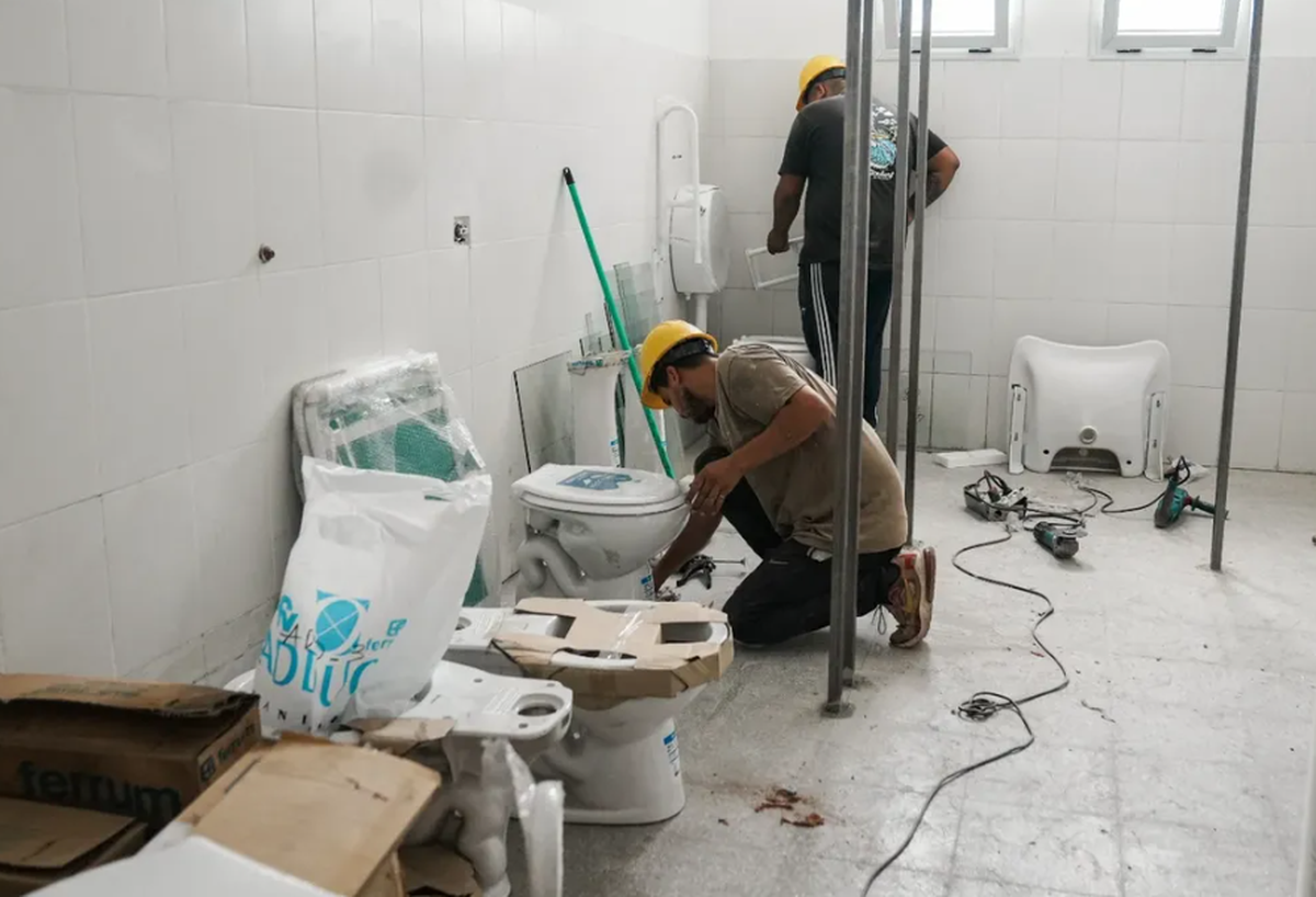 Obras de infraestructura en la Escuela Primaria N°99 de Lomas, durante el receso de verano.