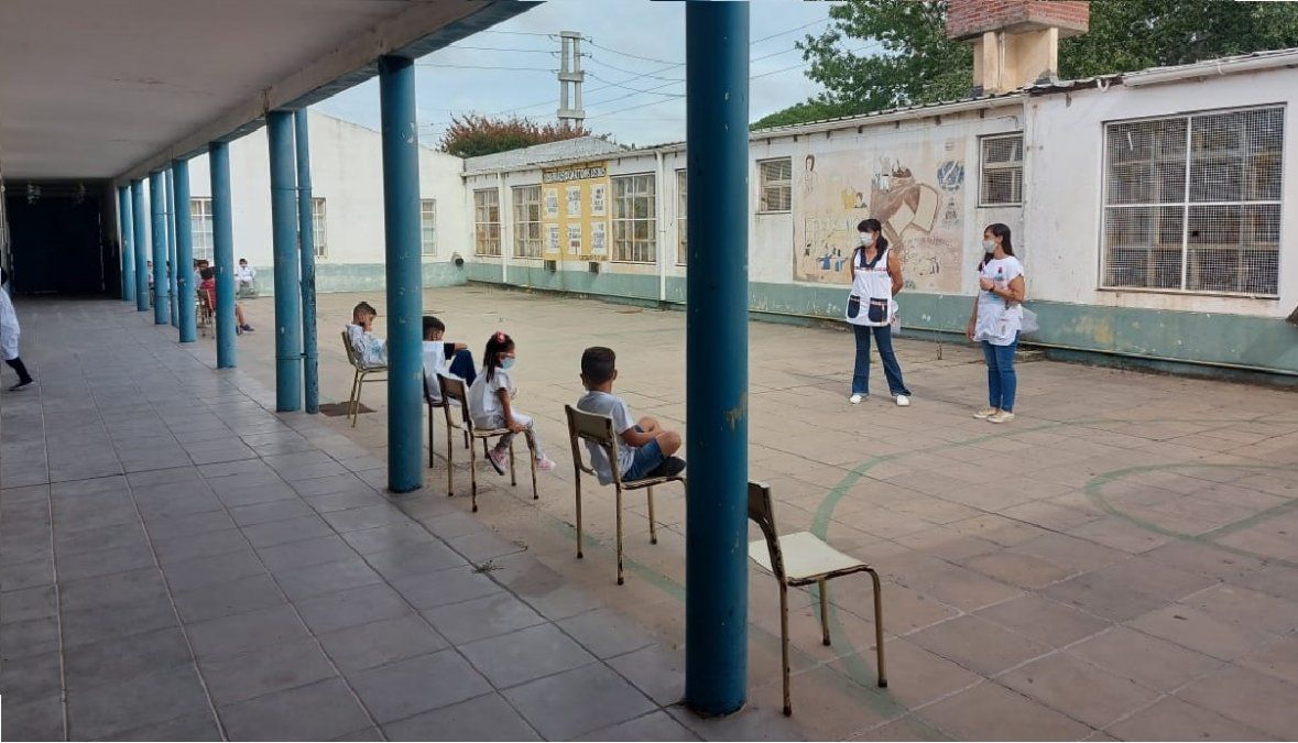 En muchas escuelas de San Vicente apuntan a tener clases al aire libre.