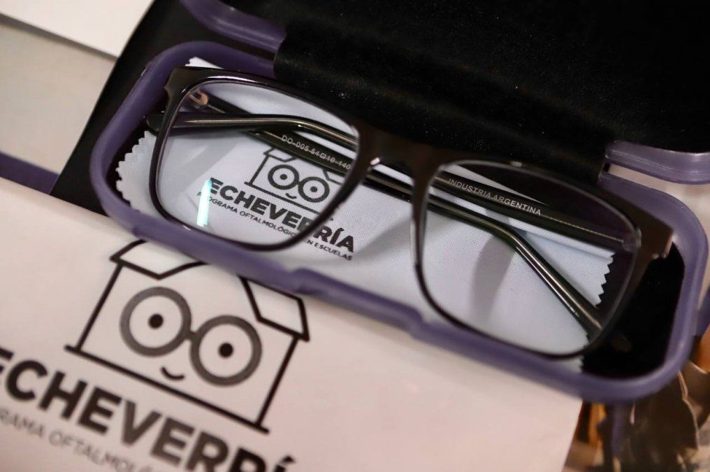 Canning: Entrega de anteojos a estudiantes de Esteban Echeverría
