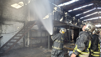 Feroz incendio de una fábrica de colchones en Lomas