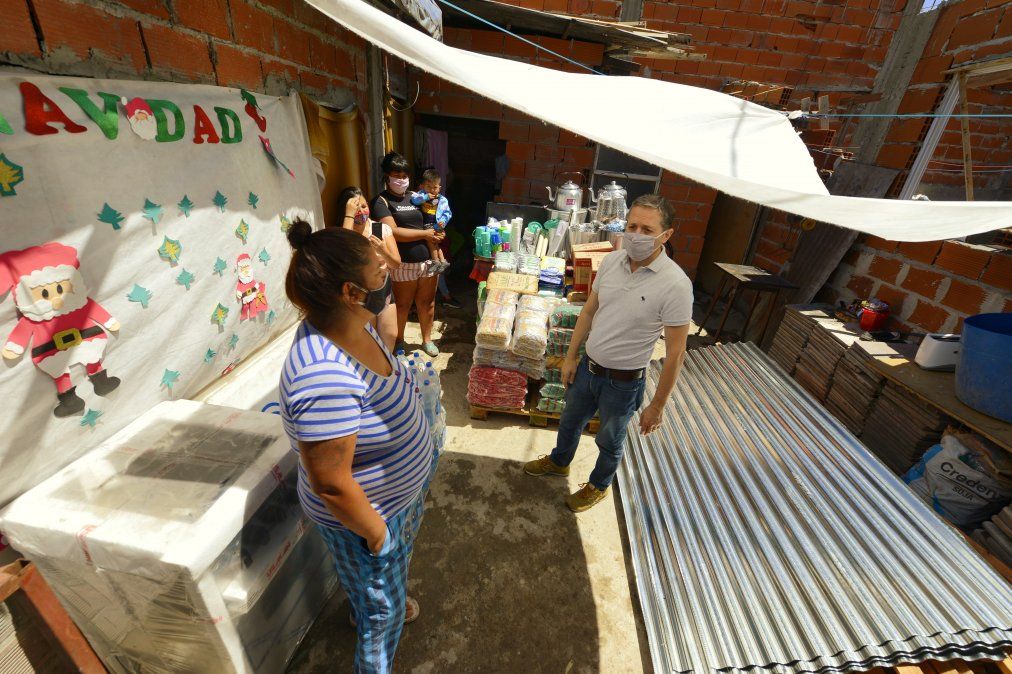 9 de Abril. El intendente Fernando Gray se acercó al merendero