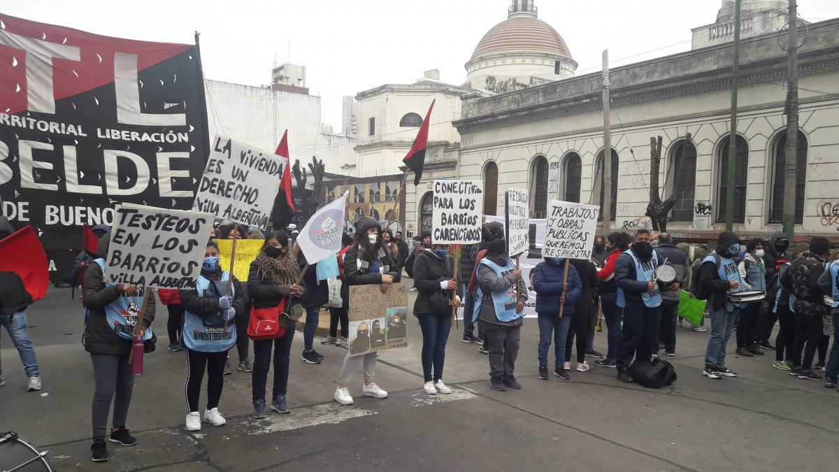 Protesta de organizaciones sociales en Hipólito Yrigoyen y Sáenz.