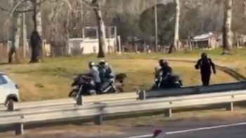Robaron una moto en la Autopista Ezeiza-Cañuelas y quedó filmado: nadie reaccionó