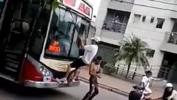 video: cortaron una calle en lanus y se subieron a dos colectivos para bailar