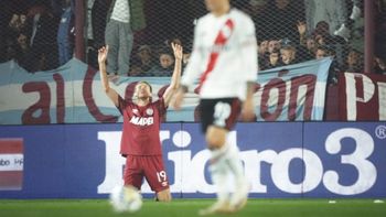 La novia del goleador de Lanús fue a alentar a River y cargó al Granate: Los chiquitos festejan empates