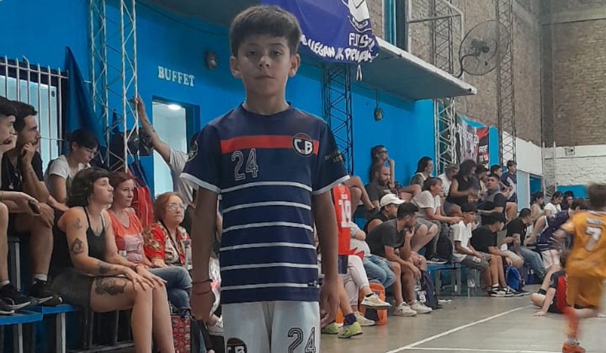 Mateo comenzó en De Burzaco desde pequeño.