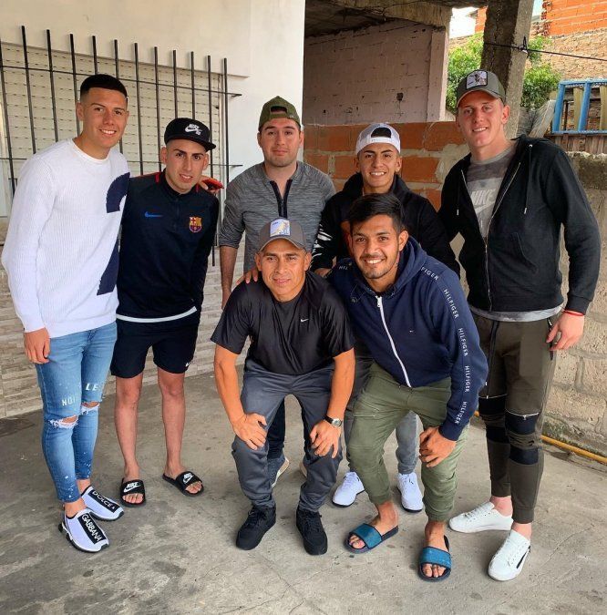Facundo Medina junto a sus amigos en Villa Fiorito.