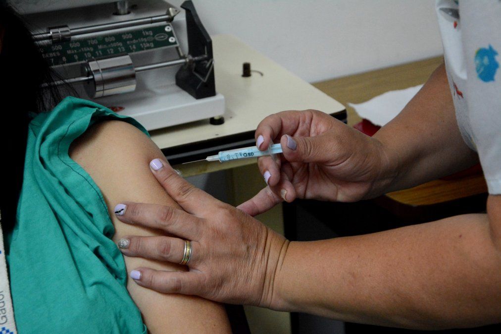 Aplicación de la vacuna contra el coronavirus en Lomas de Zamora.