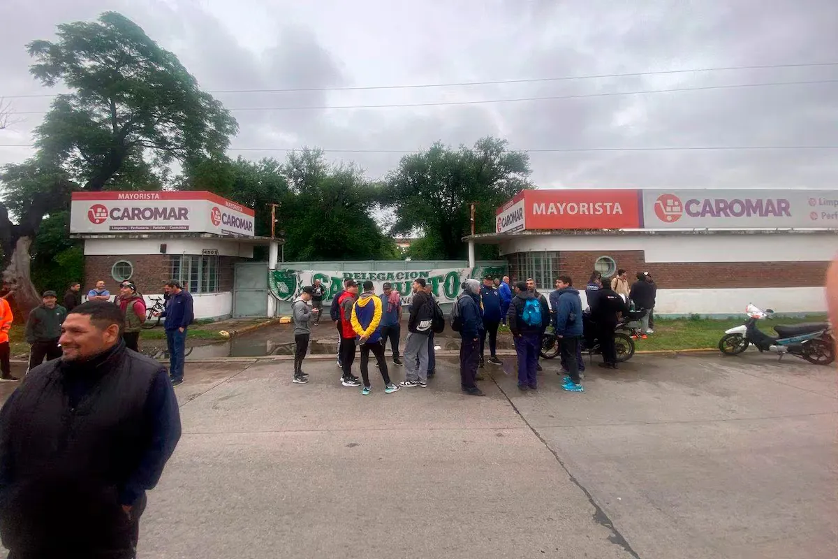 Trabajadores de Caromar en La Matanza mantienen acampes y reclamos tras los cierres intempestivos de las sucursales, incluido el de Burzaco.  