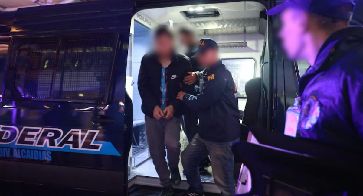 Los detenidos fueron trasladados por la Policía Federal. 