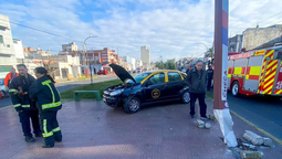 lanus: un taxi perdio el control, choco y se metio en una plaza
