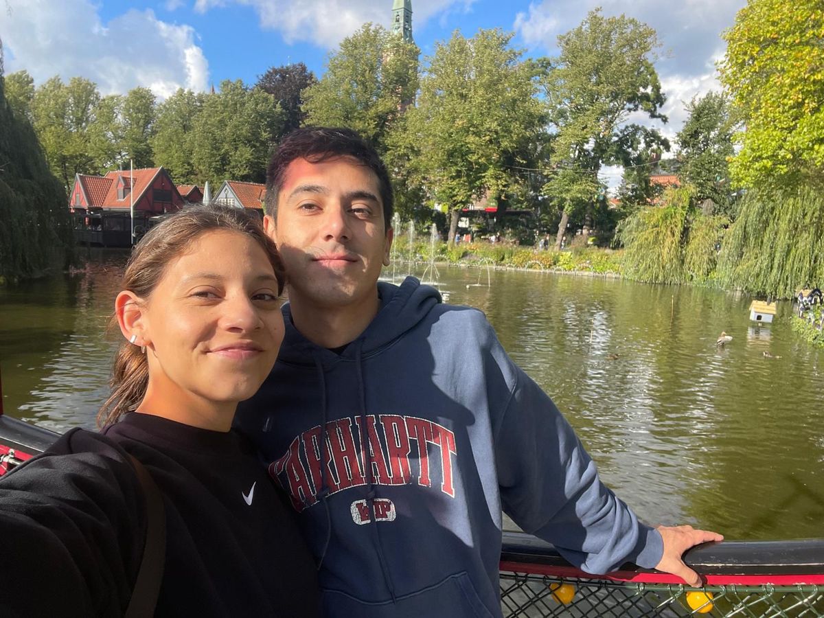 Florencia y Juan Ignacio se conocieron cursando en la UNLZ y hoy recuerdan ese inicio como el punto de partida de su historia.