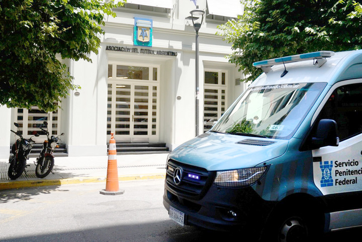 Los allanamientos se concretan en Ezeiza y en la sede de Viamonte. Los allanamientos se concretan en Ezeiza y en la sede de Viamonte.