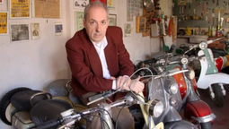Antonio con su colección de motos en Lomas de Zamora.   