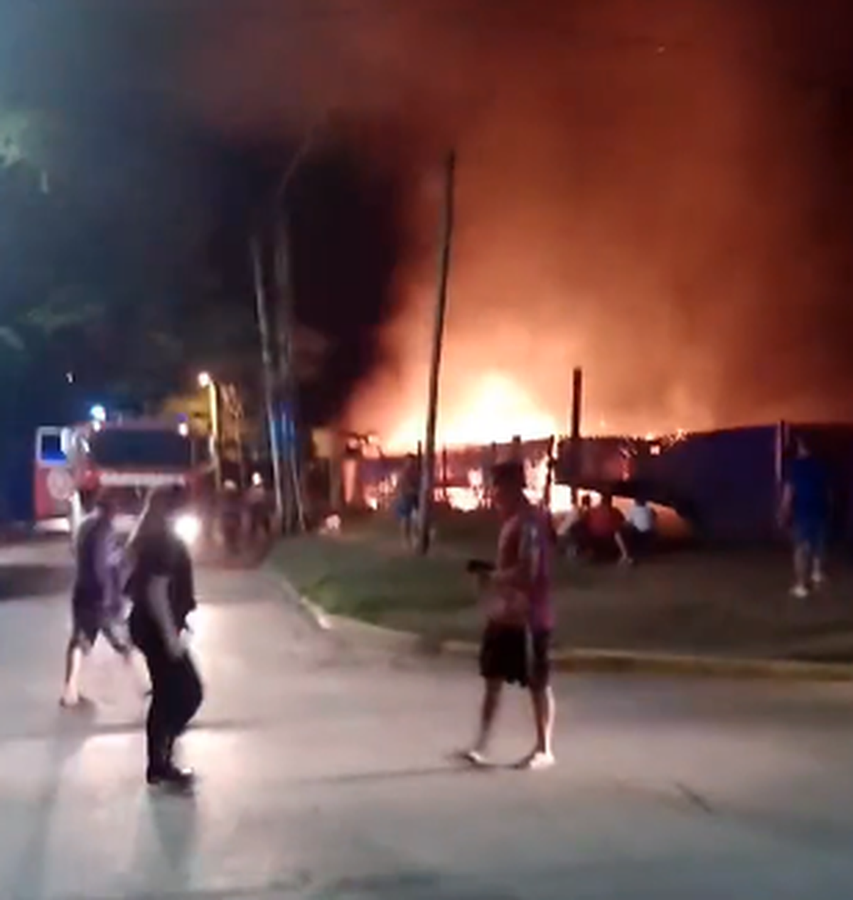 Los Bomberos de Tristán Suárez rescataron a las mascotas que podrían haber muerto quemadas.