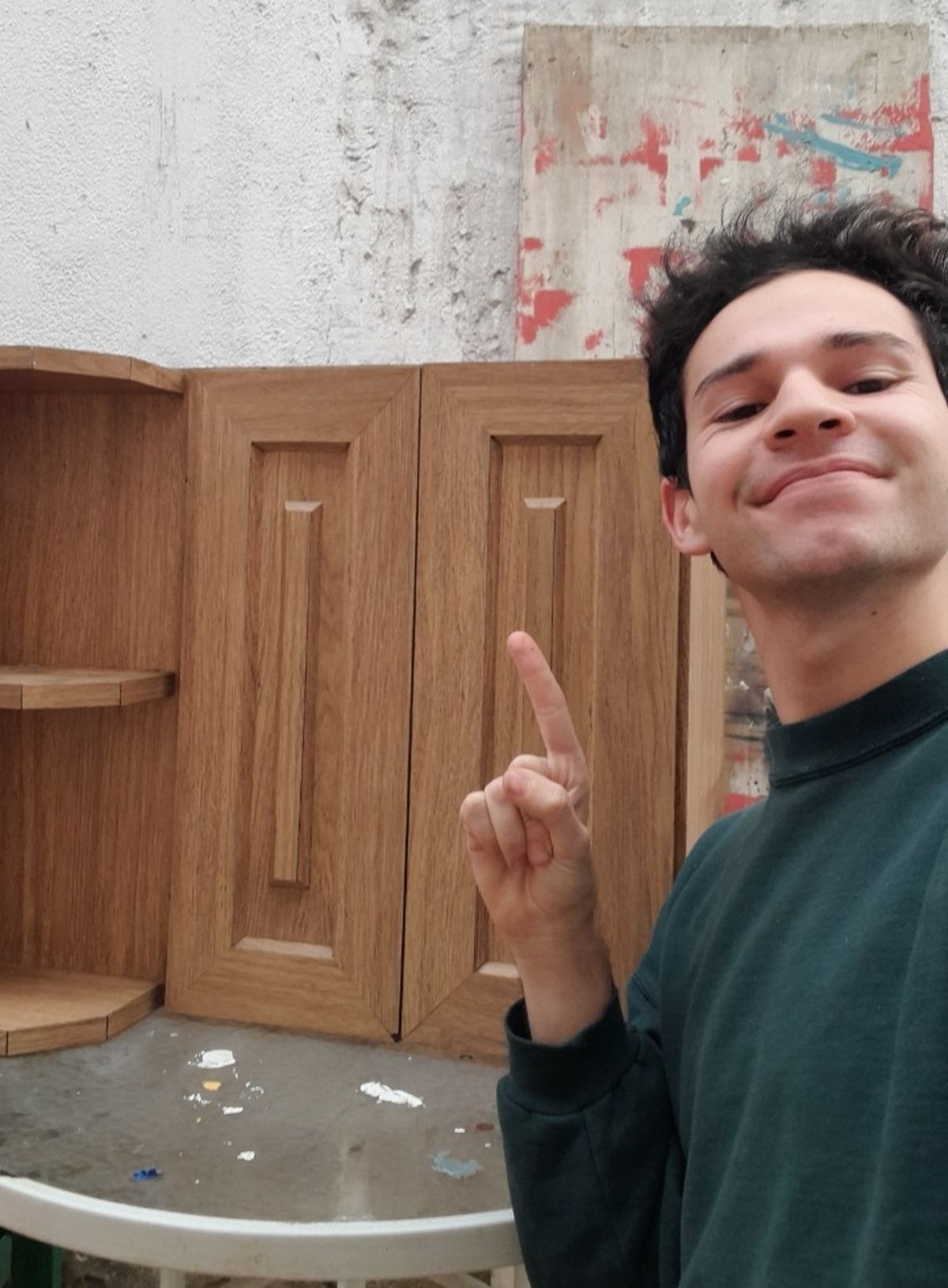 Kevin D'Onofrio, el joven de Lomas de Zamora que restaura a nuevo muebles que encuentra en la calle.