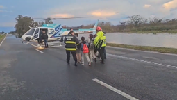 un micro que volvia de una excursion hacia lanus quedo varado en ruta 9: los rescataron en helicoptero