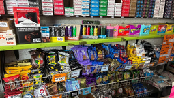 el alfajor es la estrella en los kioscos del conurbano con la crisis: hasta reemplazan comidas