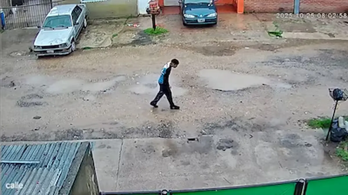 El joven fue captado caminando por las c&aacute;maras de seguridad.&nbsp;