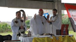 Lomas: el obispo hizo una misa multitudinaria en Villa Fiorito por la emergencia alimentaria