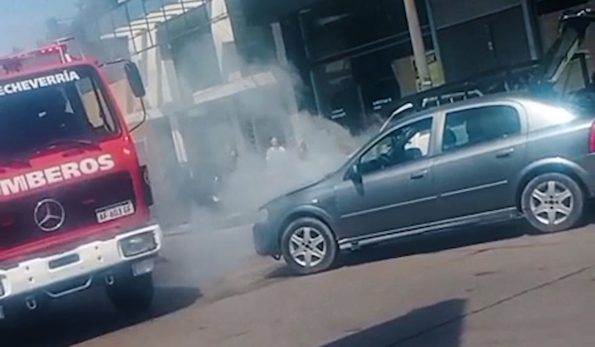 La parte delantera del auto fue la más comprometida tras el incendio en Monte Grande. 