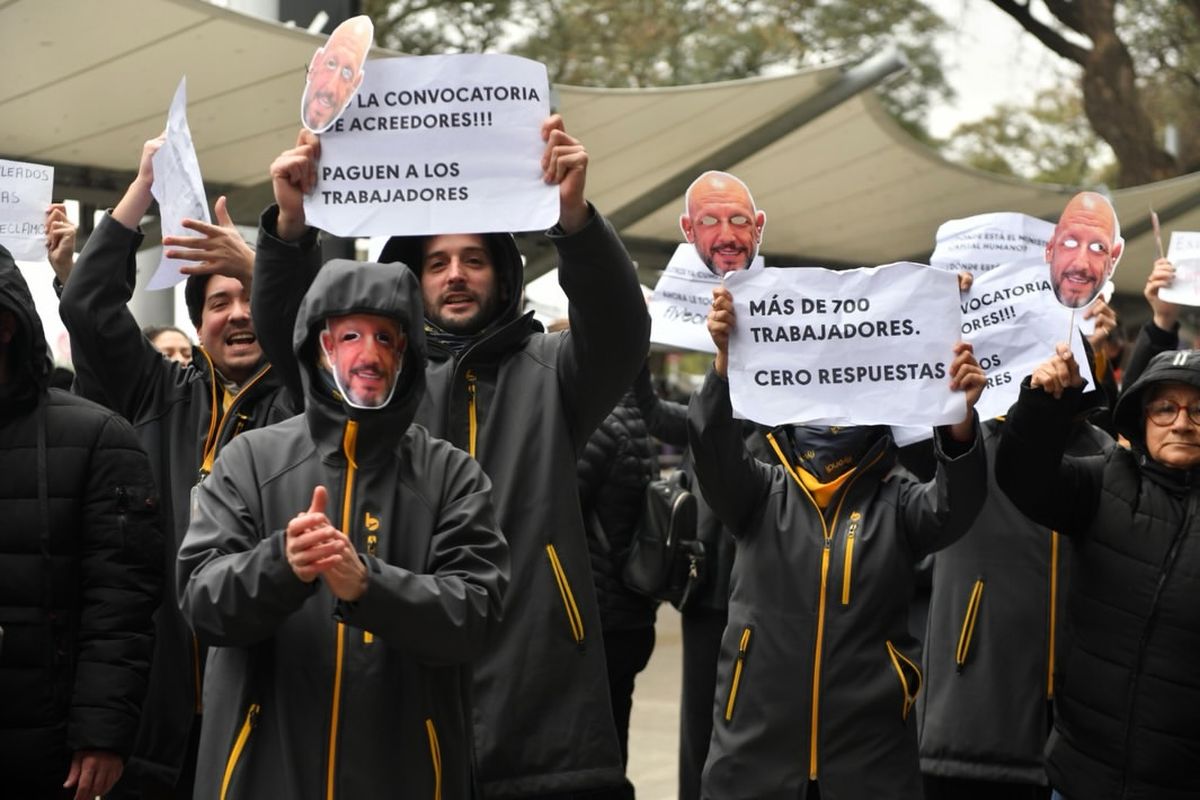 Exempleados de Flybondi participaron de una protesta con caretas de Leonardo Scatturice para visibilizar su reclamo por los pagos adeudados.
