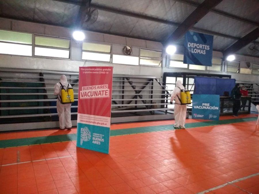 Desinfección en el centro de vacunación contra el coronavirus del Parque Eva Perón de Lomas de Zamora.