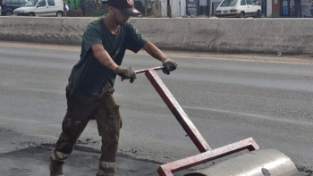 Esteban Echeverría: realizan obras de bacheo con asfalto caliente en Ruta 4