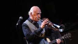 golpearon a un musico de 87 anos para robarle su trompeta en temperley: piden ayuda para recuperarla