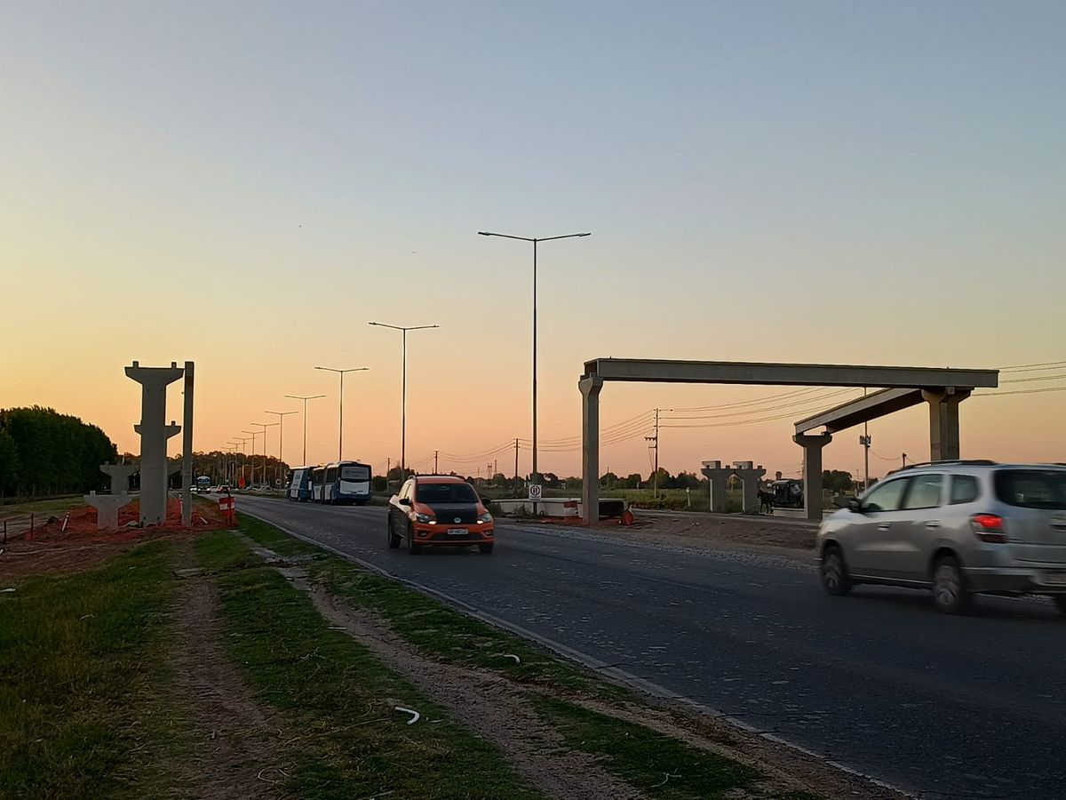 La colocación de puentes peatonales en la Ruta 58