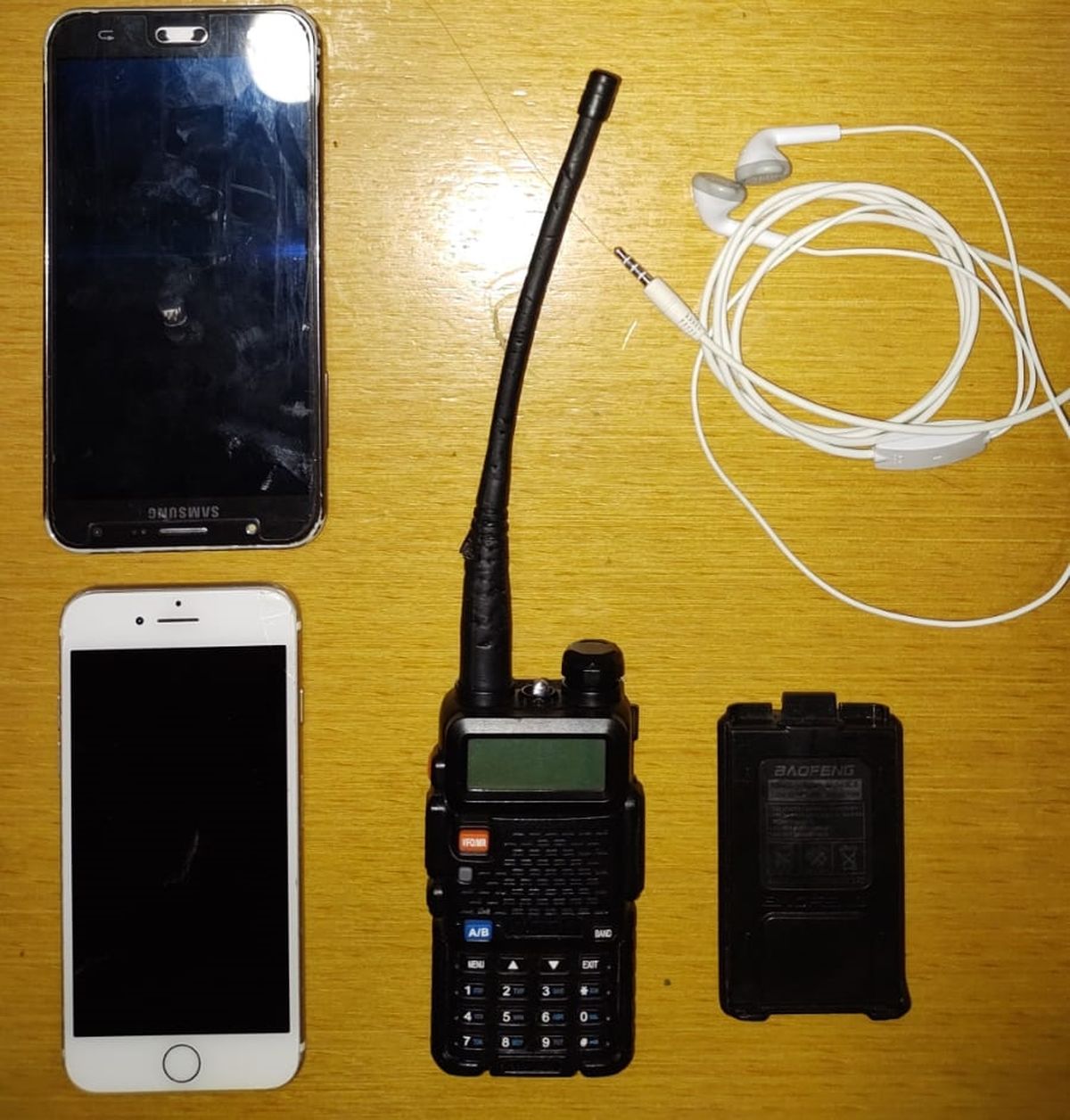 Celulares e inhibidor de se&ntilde;al incautados al joven detenido.