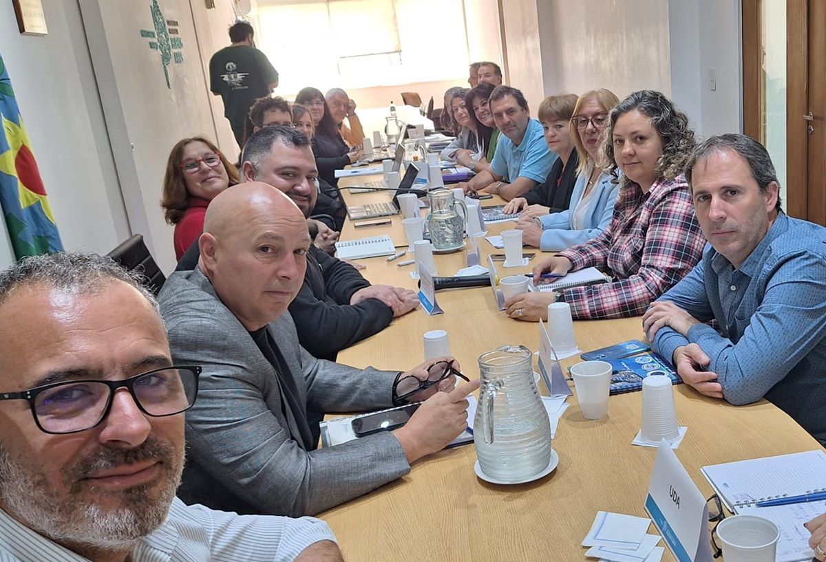 Representantes del Frente de Unidad Docente Bonaerense se reunieron con el gobierno de la Provincia para negociar la reapertura de la paritaria para docentes.
