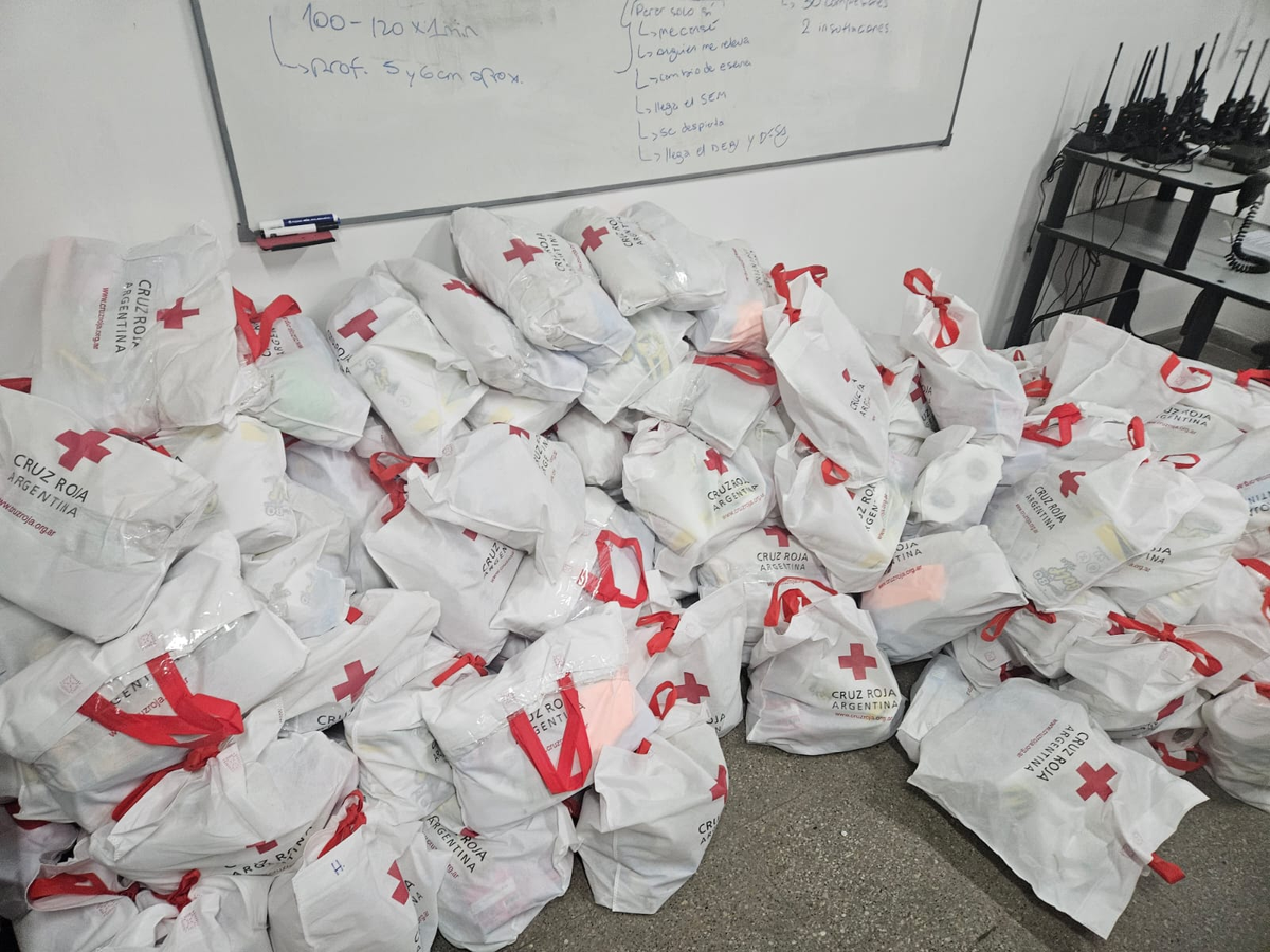 Algunas de los kits de emergencia que brinda la Cruz Roja de Esteban Echeverría.