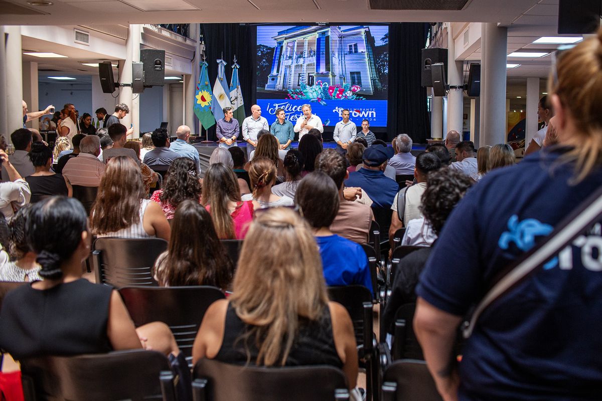 Se realiz&oacute; un brindis de fin de a&ntilde;o.