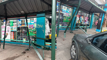 Choque en Monte Grande: un auto terminó sobre la vereda tras impactar contra una parada de colectivos