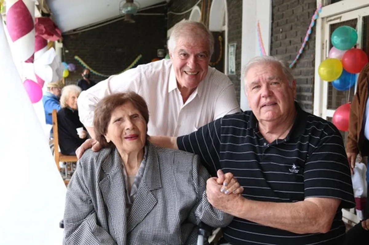 Maena junto a sus dos hijos el d&iacute;a que cumpli&oacute; 100 a&ntilde;os.&nbsp;
