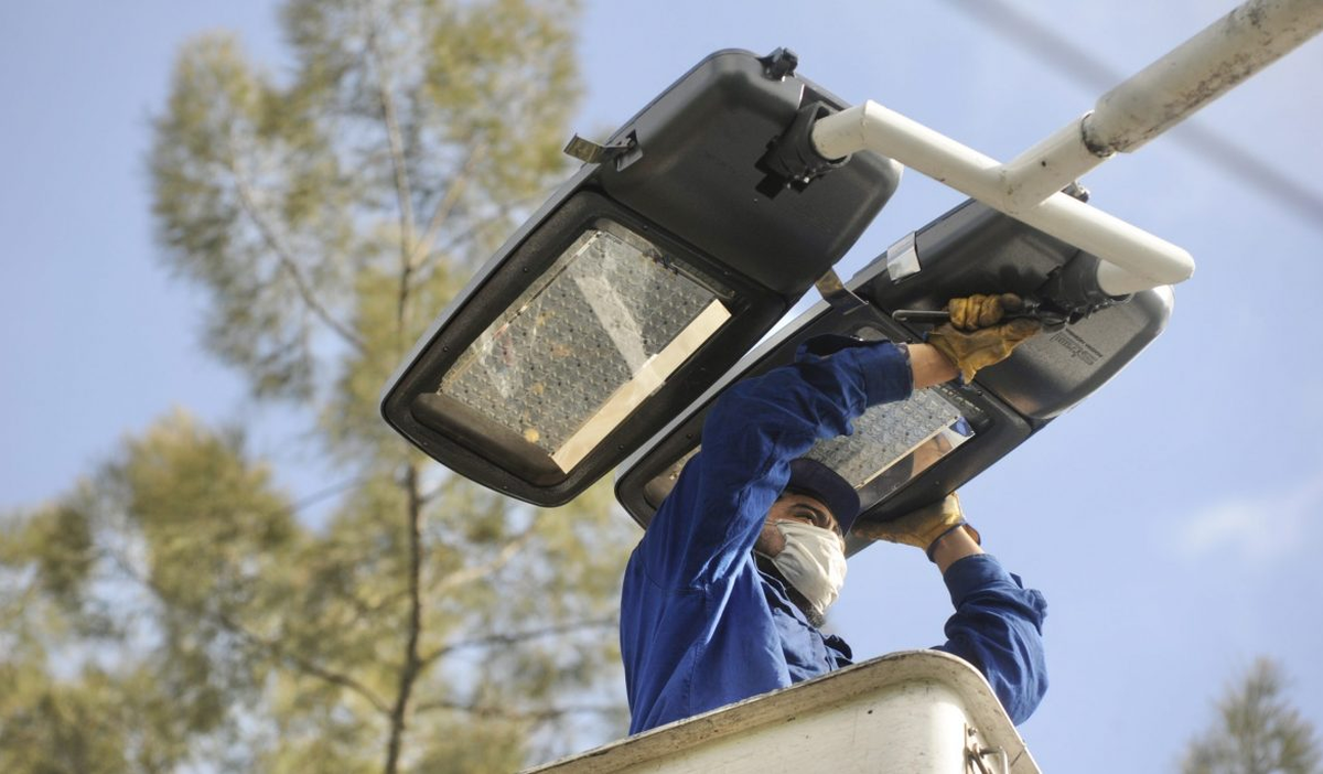 Las nuevas luces se instalan en las distintas localidades de Esteban Echeverría.
