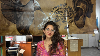 Monte Grande: una artista expone obras inspiradas en la hipoacusia en la biblioteca El Principito