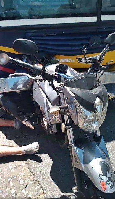 Choque en Lomas de Zamora. La moto qued&oacute; incrustada en el frente del colectivo.
