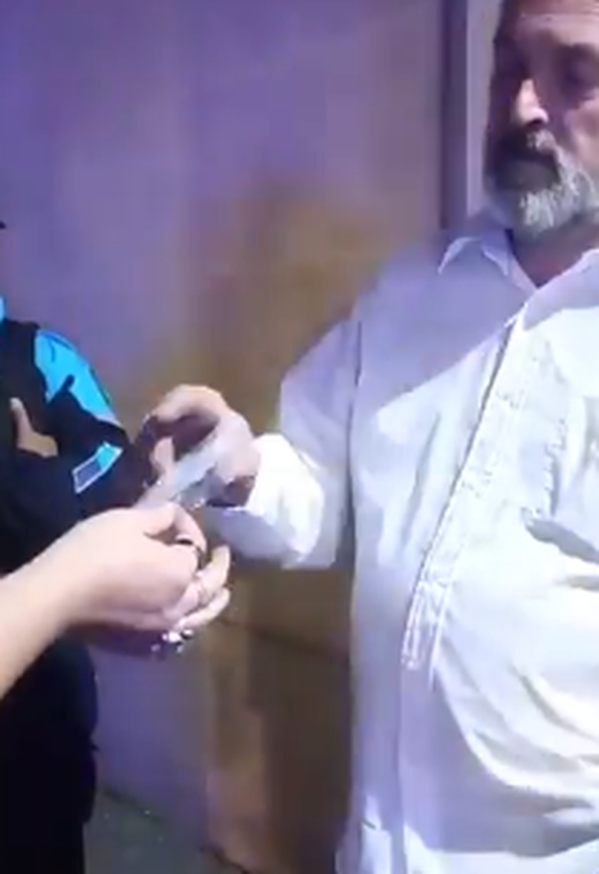 El conductor a punto de realizar el test de alcoholemia en La Plata.