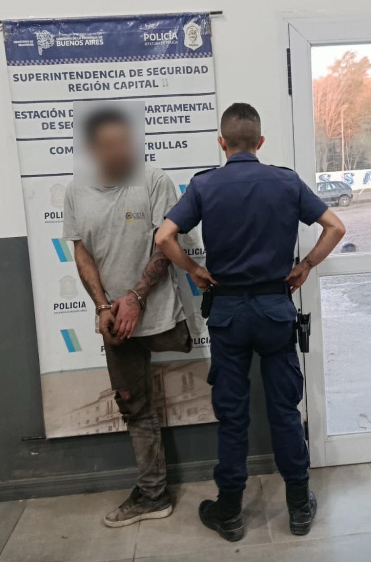 Al otro de los detenidos le falta una pierna. 