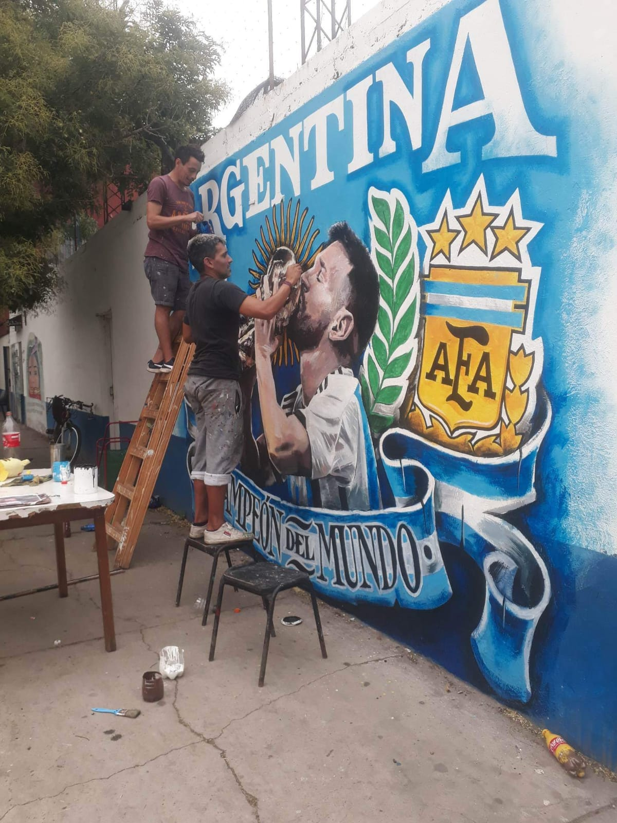 El muralista Sergio Lugo realizó la obra con ayuda de su primo. 