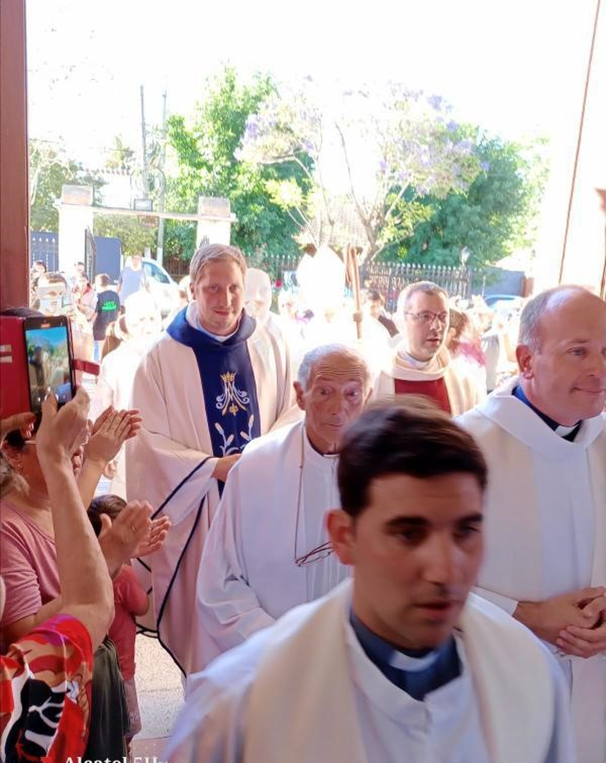 Gustavo Oubiña ingresando a la parroquia de Alejandro Korn. 