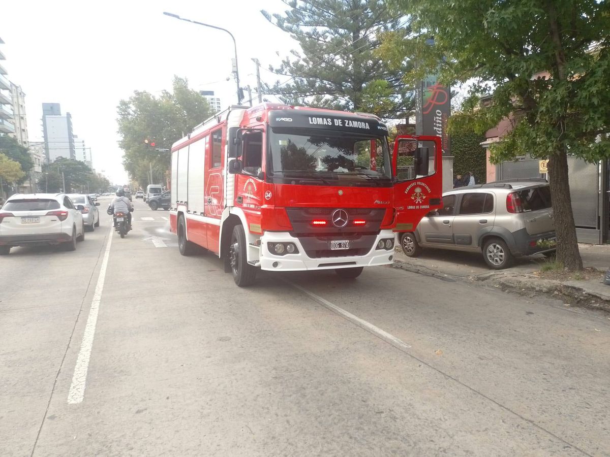 Los Bomberos Voluntarios de Lomas de Zamora trabajaron en el lugar tras el alerta de los vecinos de la localidad de Banfield. 