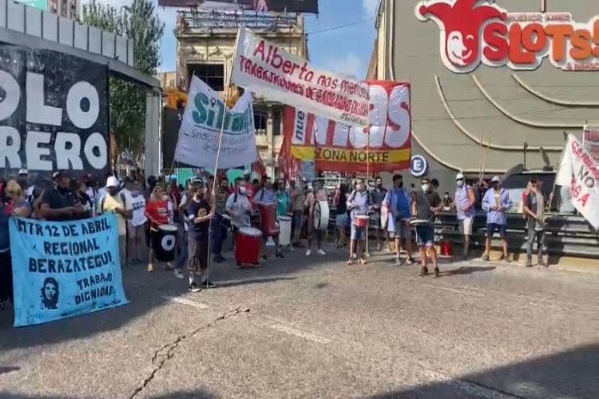 Corte total y protesta de trabajadores de Garbarino en puente Pueyrredón