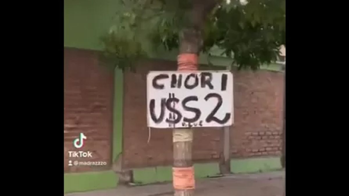 Un parrillero vende el choripán a dólar blue y se hizo viral