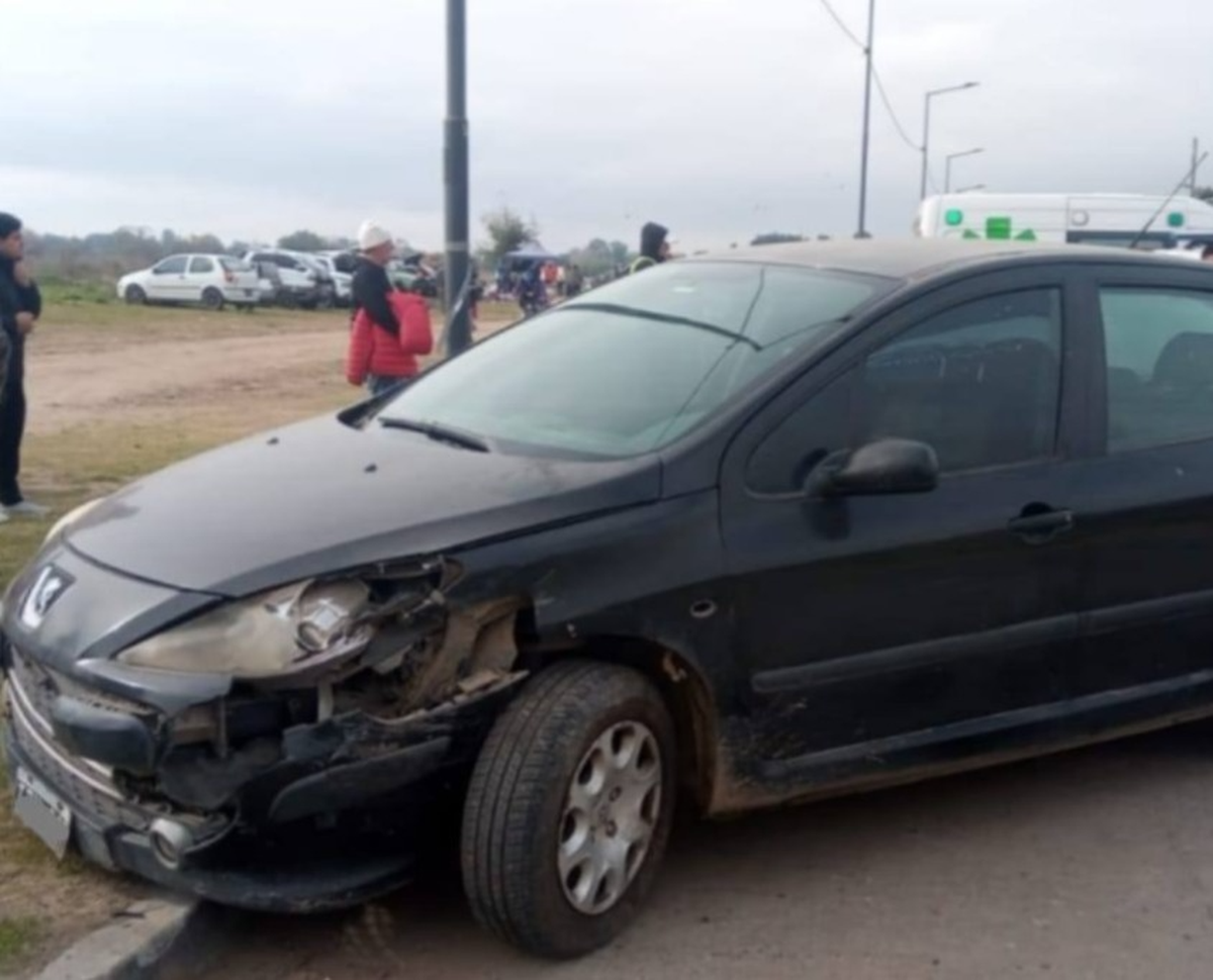 Ambos vehículos sufrieron daños materiales en sus carrocerías. Ambos vehículos sufrieron daños materiales en sus carrocerías.