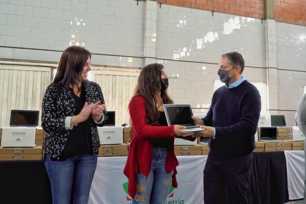 Fernando Gray entregó 1.500 netbooks a estudiantes de establecimientos educativos del municipio
